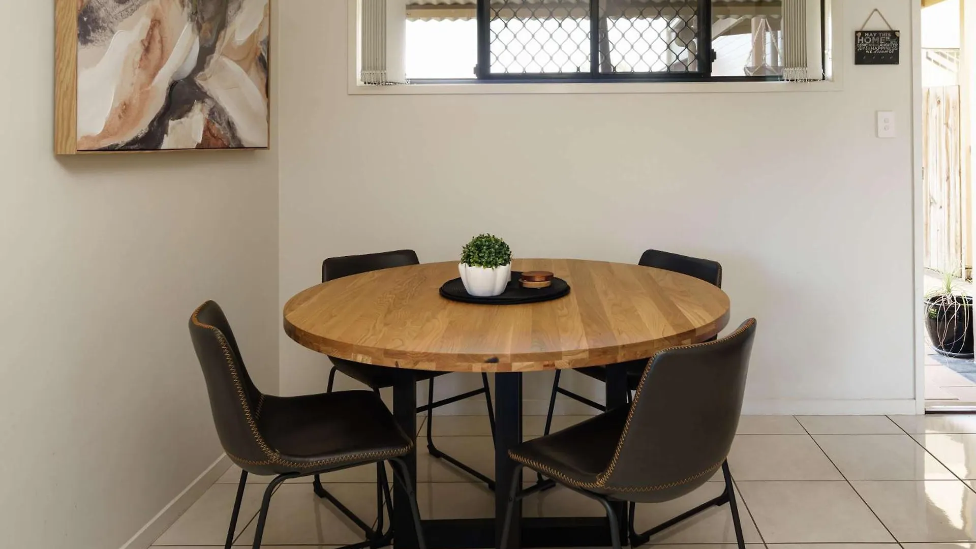 Sunny'S Coastal Townhouse In Caloundra 아파트