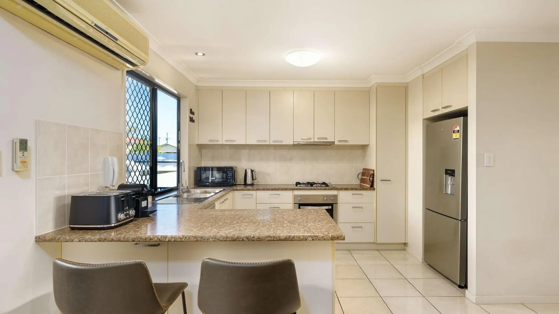 Sunny'S Coastal Townhouse In Caloundra 아파트