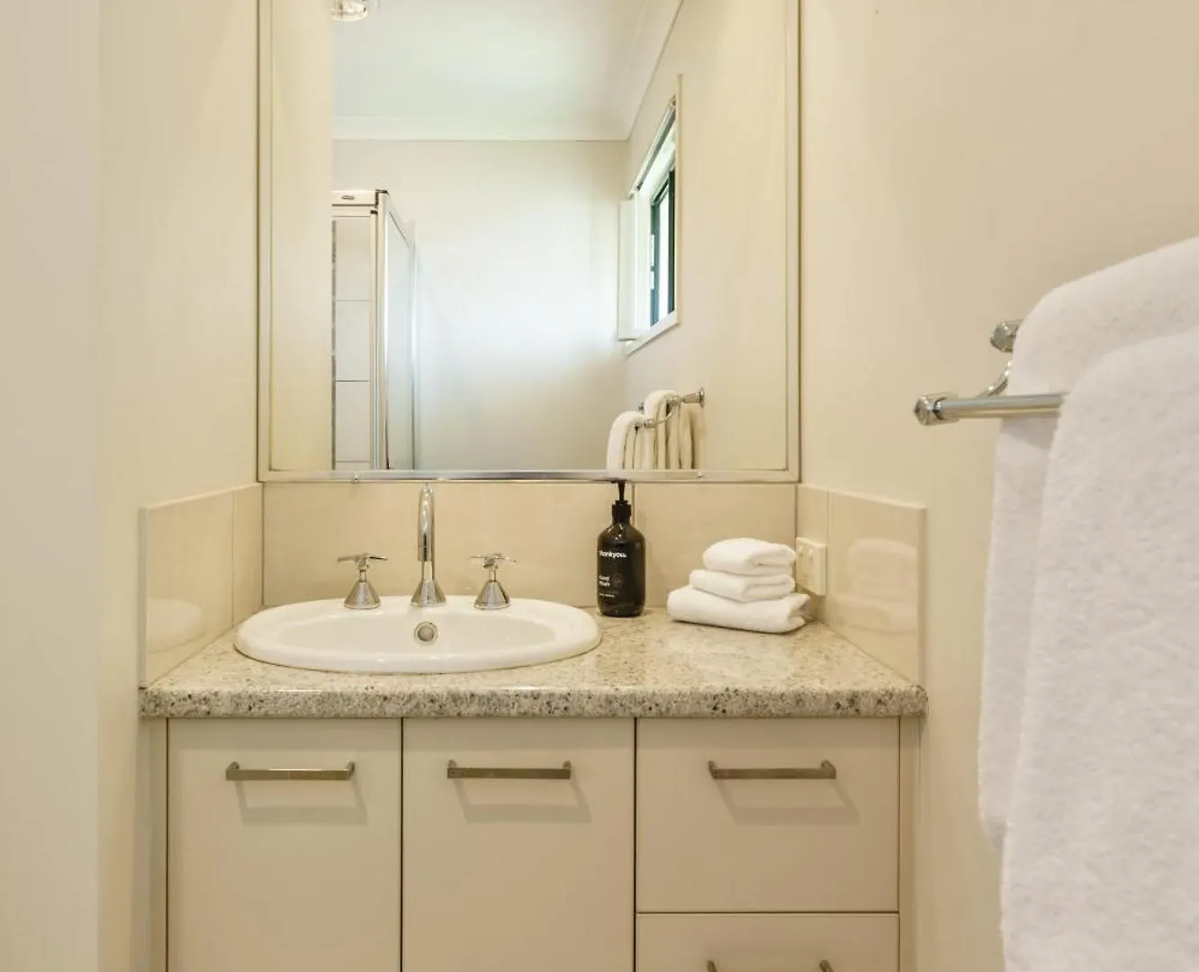 Sunny'S Coastal Townhouse In Caloundra 아파트