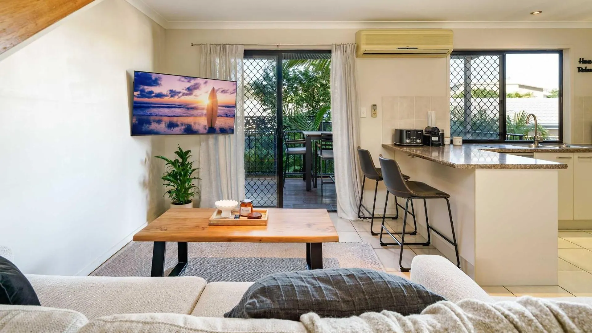 Sunny'S Coastal Townhouse In Caloundra 아파트